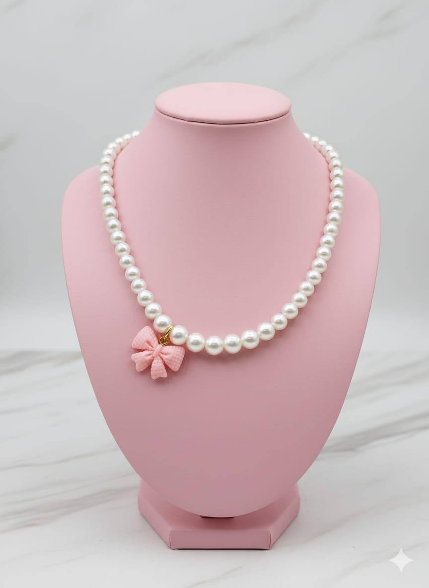 The Classic Pearl Neckpiece